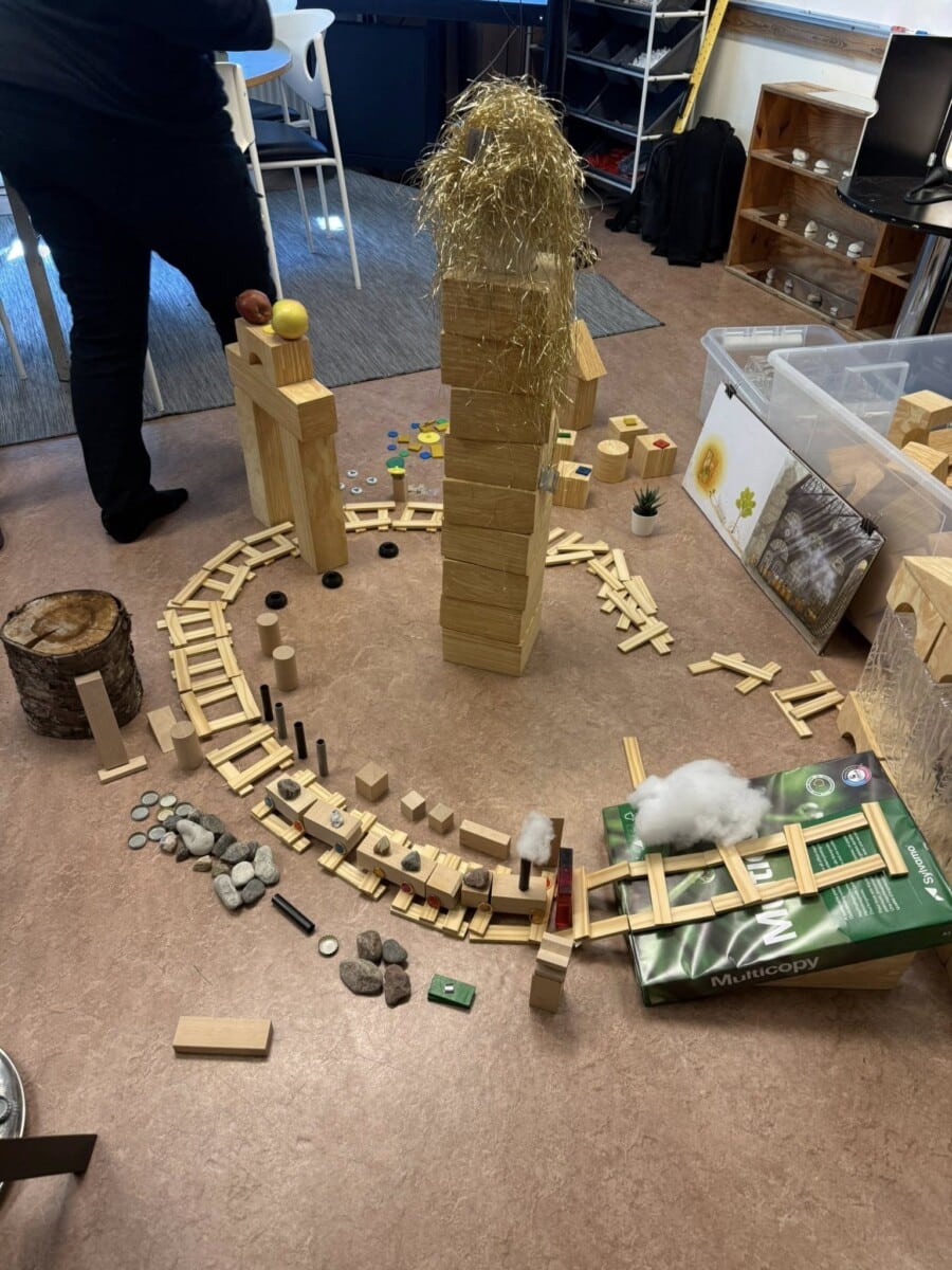 Barn bygger tillsammans med klossar på förskolan Galaxen