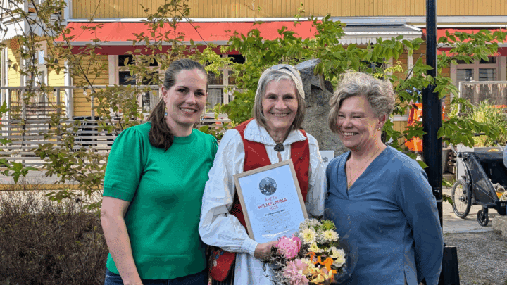 Birgitta Westerdahl får Årets Wilhelmina 2025 med diplom och blommor i Salem