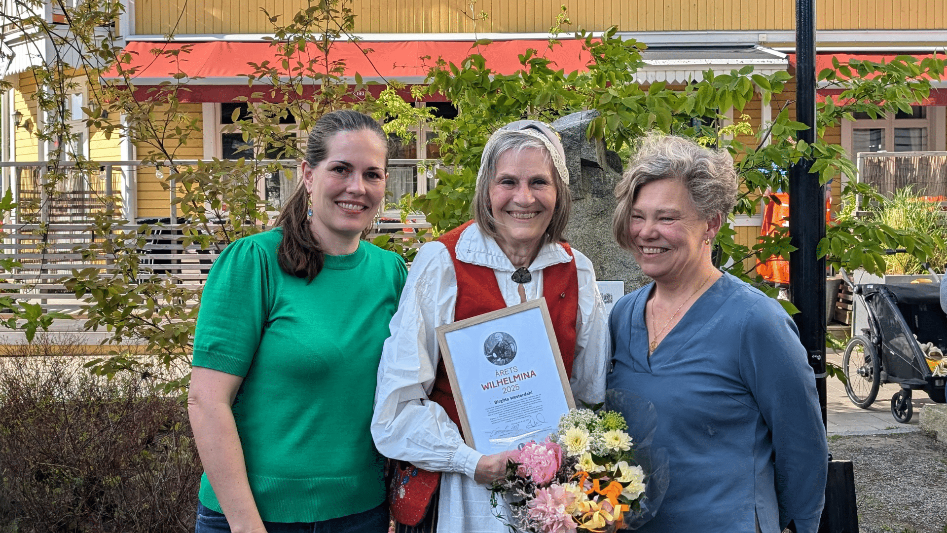 Birgitta Westerdahl får Årets Wilhelmina 2025 med diplom och blommor i Salem
