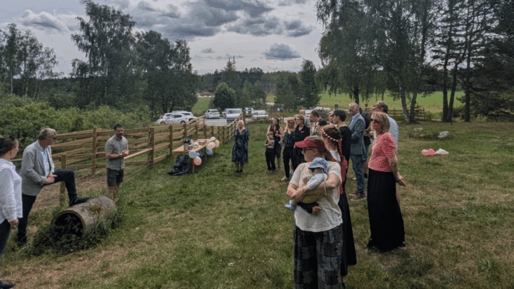Besökare vid invigning av kohagen i Nedre Söderby, Salem