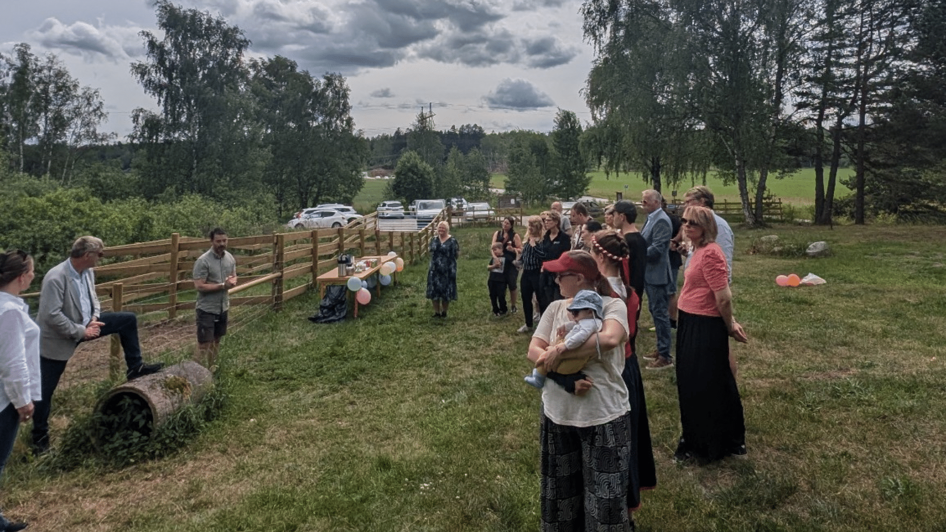 Besökare vid invigning av kohagen i Nedre Söderby, Salem