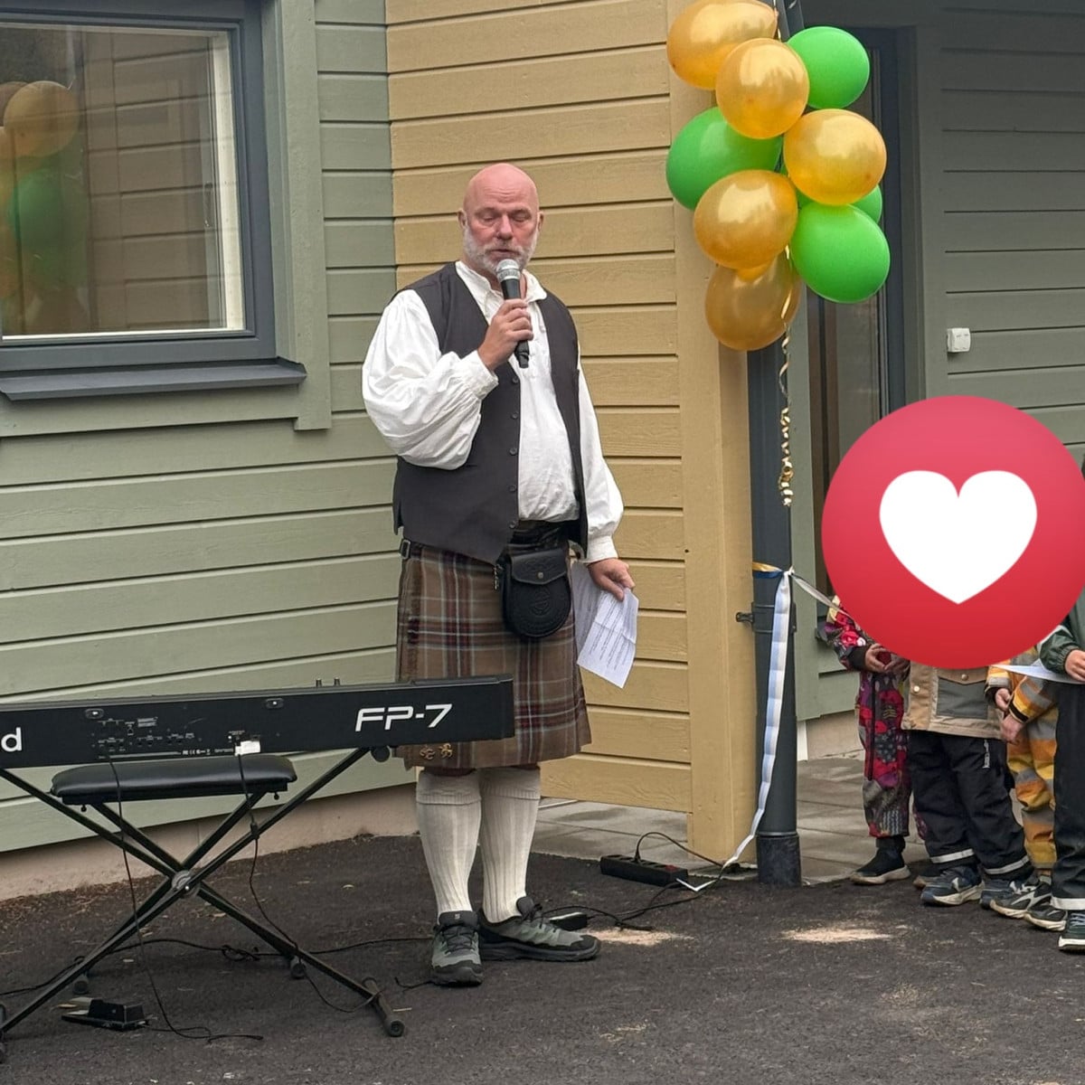 Barn leker utomhus vid ny förskola i Salem