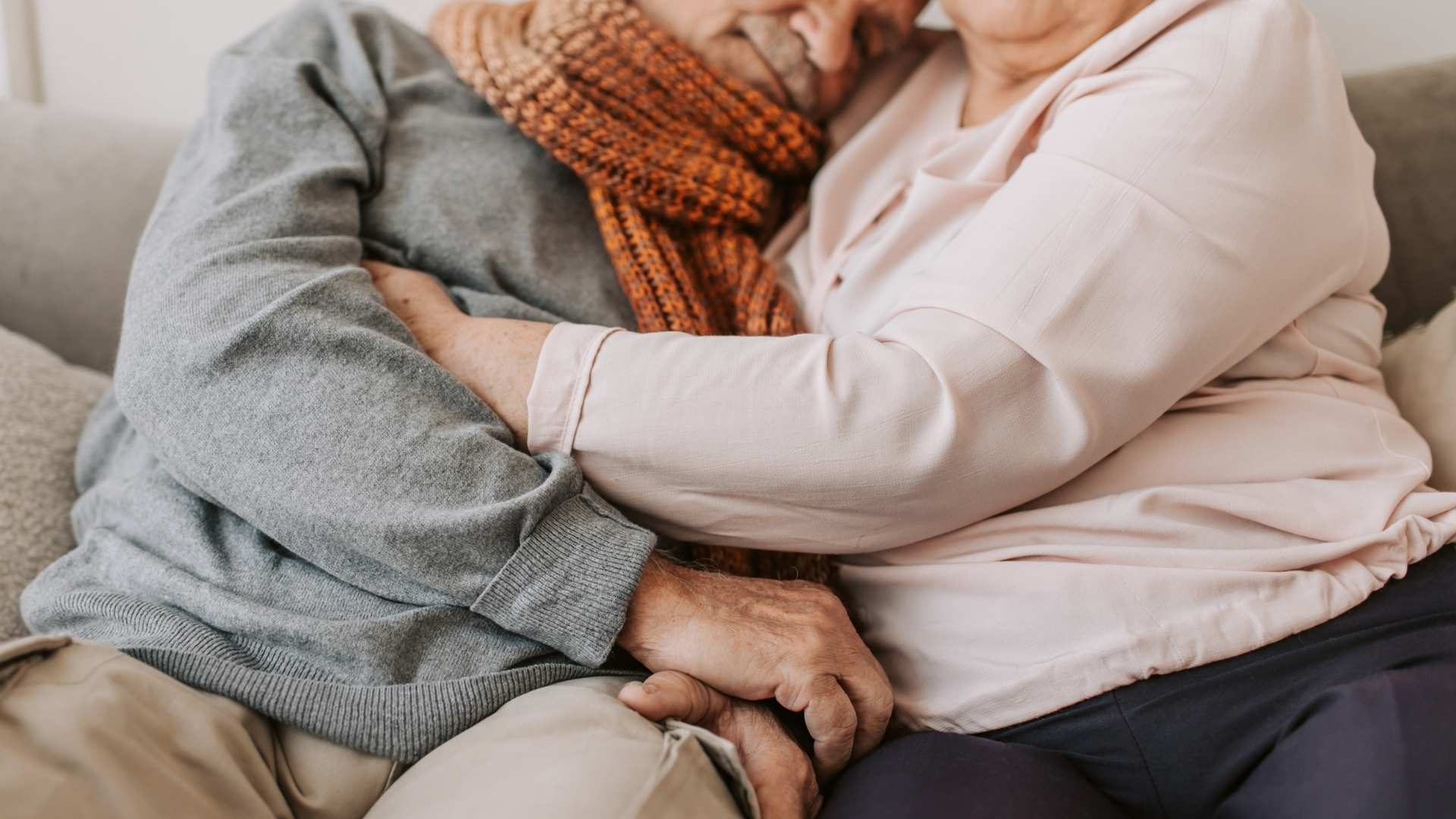 Hemtjänstpersonal möter äldre med respekt i Salem